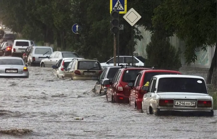 Ливни со шквалистым ветром обрушились на юг России (ВИДЕО)