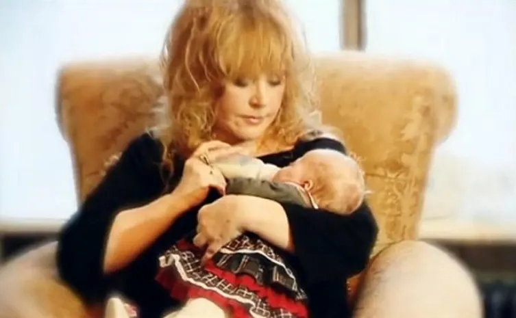 Пугачева показала, как кормит своих двойняшек