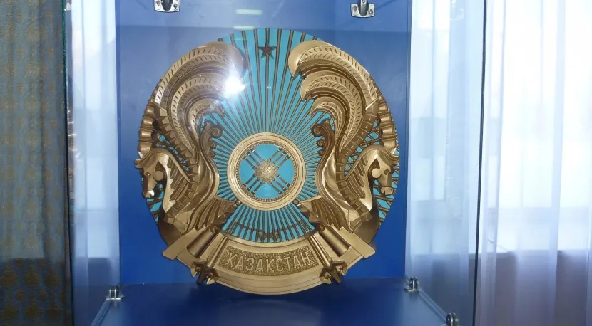 Государственный герб стал QAZAQSTAN-ский