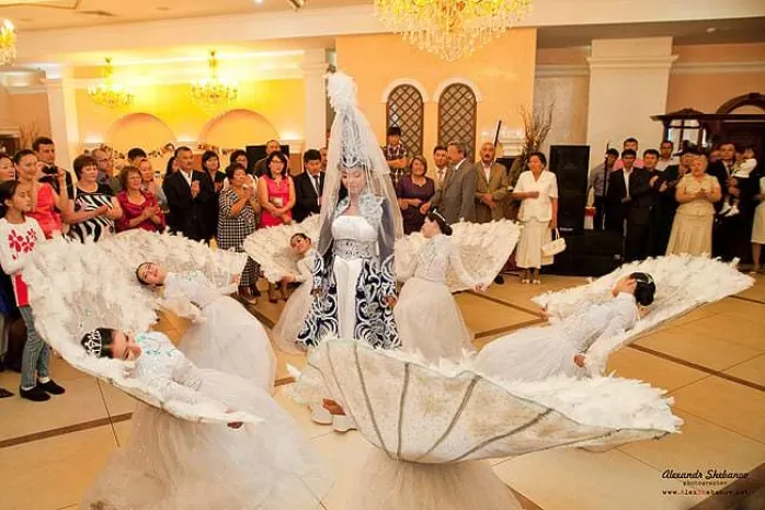 Национальную казахскую одежду представили в Кремле