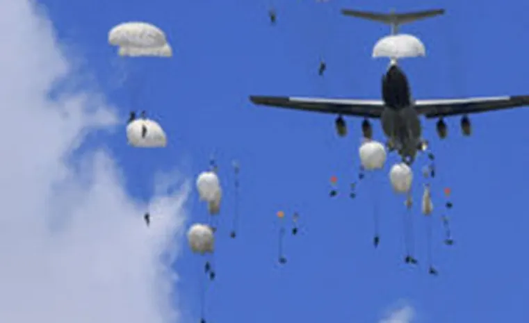 Туристы выпрыгнули из самолета за секунды до крушения