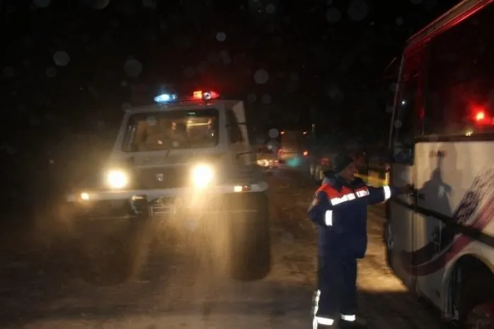 Сотрудники ДЧС спасли из снежного заноса роженицу и детей