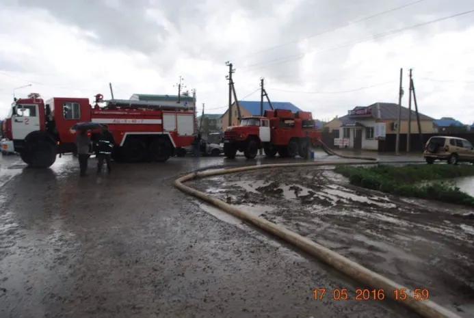 Спасатели откачали воду в Атырау