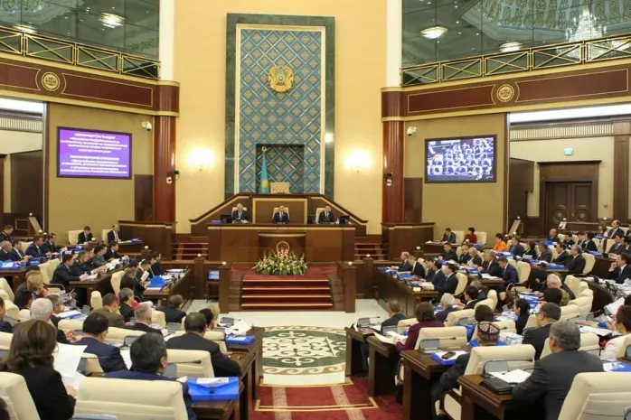 Парламент принял Декларацию 25-летия Независимости Казахстана