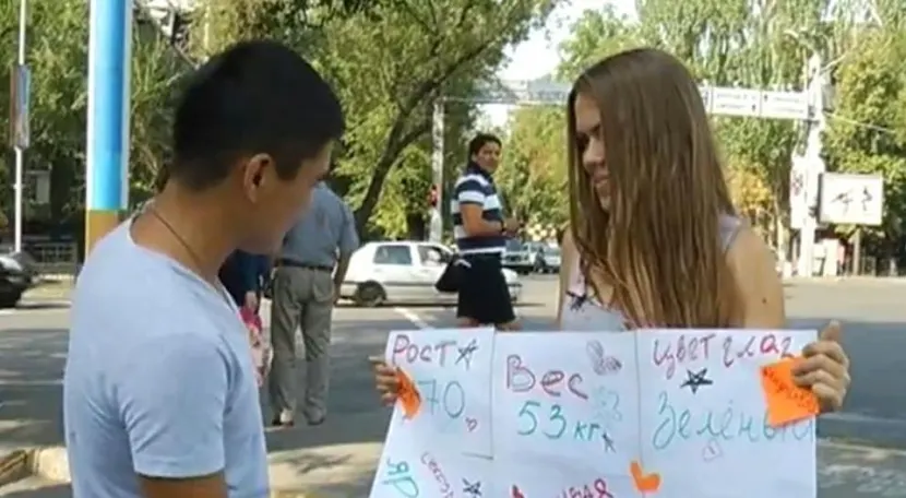 Алматинка два дня ищет мужа с плакатом