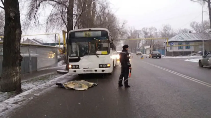 В Алматы автобус насмерть сбил мужчину