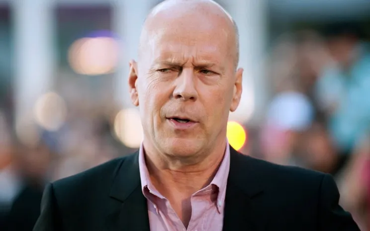 Брюса Уиллиса выгнали из аптеки в США