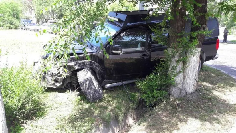 В Алматы многотонный джип вылетел на обочину (ФОТО)