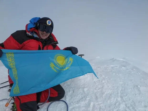 На самый высокий пик США водрузили флаг Казахстана