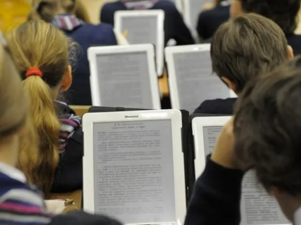 В МОН РК затрудняются назвать сроки замены учебников на планшеты
