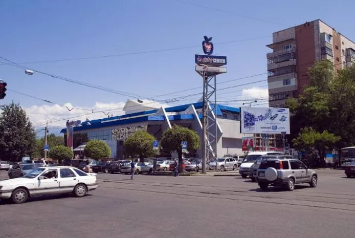 Неизвестный угрожает взорвать ТЦ в Алматы