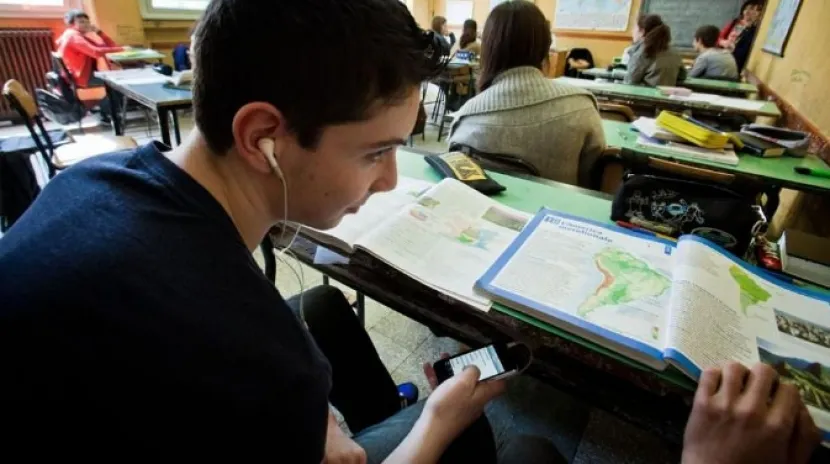 В ВКО ученикам могут запретить приносить в школу смартфоны