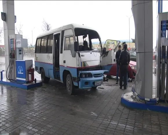Уходя от столкновения, автобус врезался в АЗС