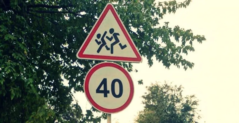 Необычный для тротуара дорожный знак появился в Шымкенте