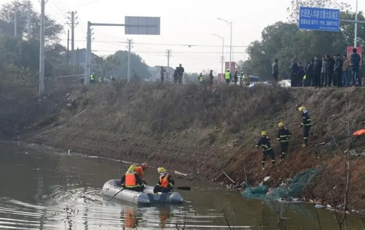 В Китае автобус с 20 пассажирами упал в озеро