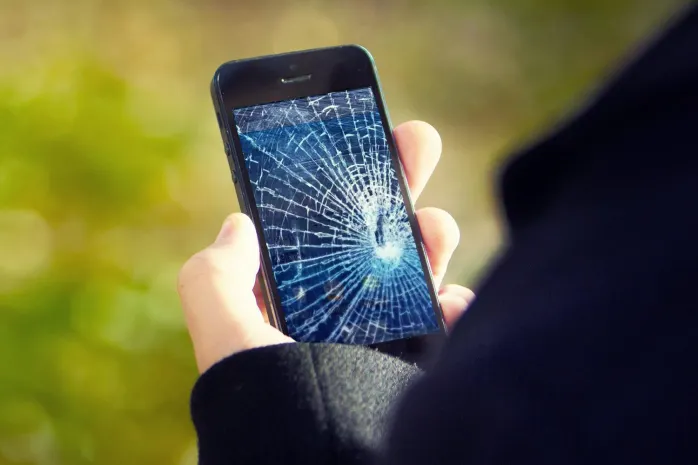 Изобретено «неубиваемое» стекло для смартфона