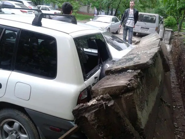 Плиты упали на припаркованные автомобили в Алматы