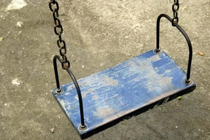 Семилетняя девочка погибла на качелях в Атырауской области