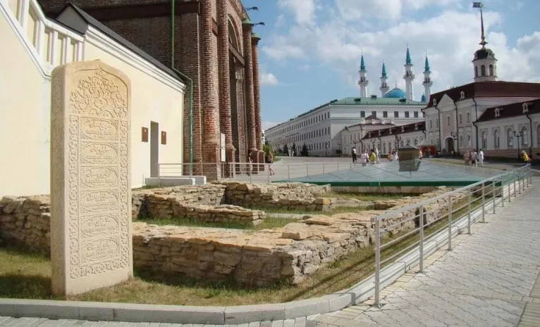 Кремлевскую стену очистят от могил