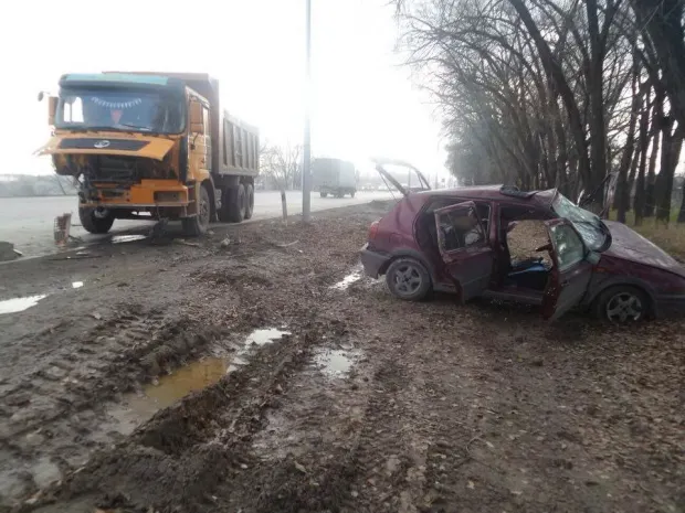 В результате ДТП грузовика и легковушки четверо пострадавших