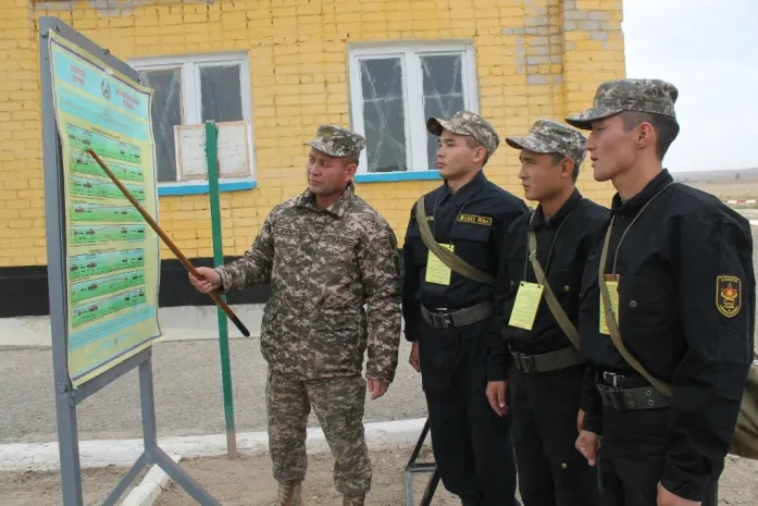 Казахстанские курсанты проходят стажировку в войсках