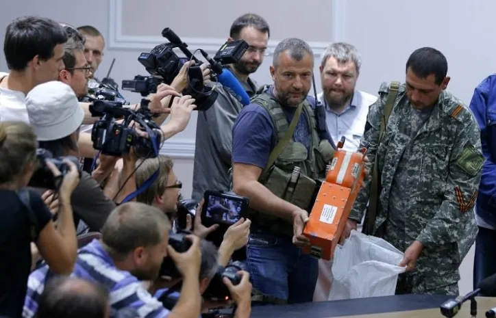 Ополченцы ДНР передали черные ящики Boeing экспертам из Малайзии