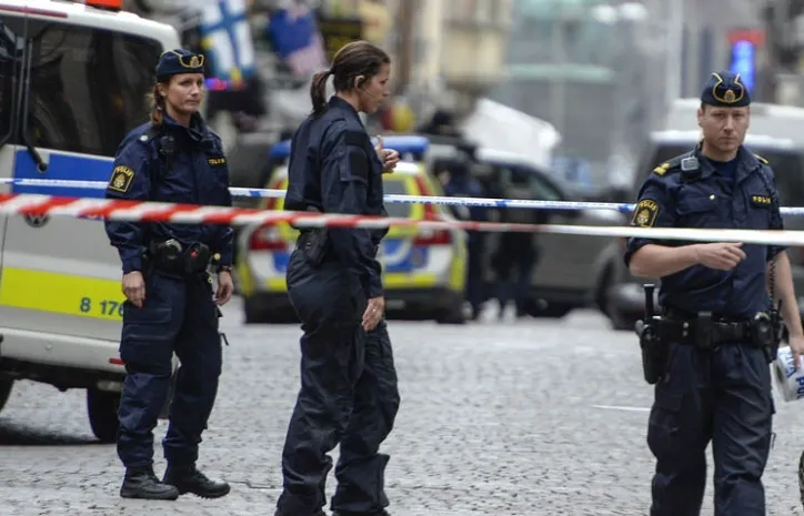 В центре Стокгольма грузовик въехал в толпу людей