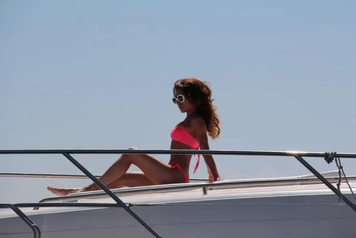 В новом клипе Луина предстала в откровенном бикини. Видео