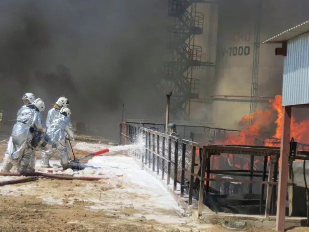 В ЮКО горит нефтебаза (ДОПОЛНЯЕТСЯ)