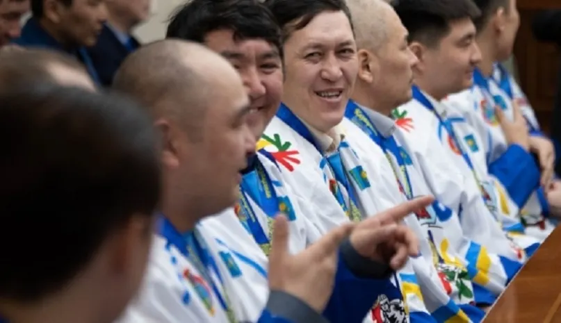 Асет Исекешев наградил хоккеистов-сурдлимпийцев