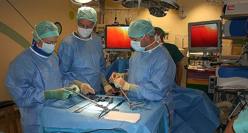 Врачи научились лечить коленные суставы клетками носа