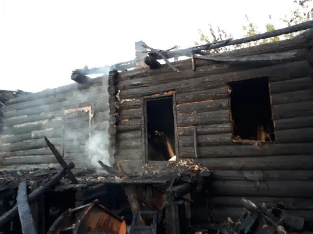 При пожаре в ВКО погиб 25-летний парень