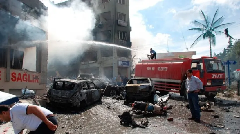 Число жертв взрывов в Турции близ границы с Сирией возросло