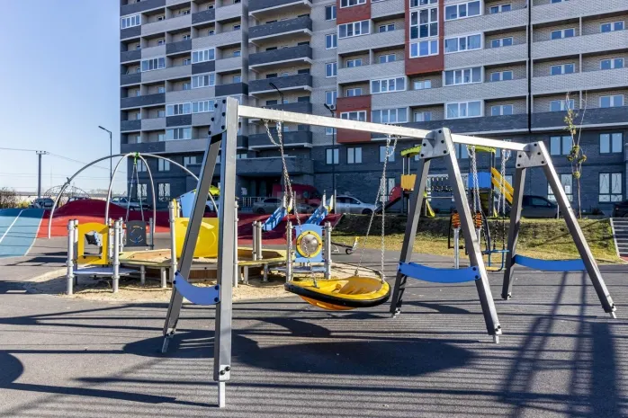 Ребенку отрезало палец на детской площадке в Уральске