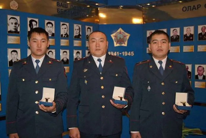 Полицейских наградили за спасение людей в Карагандинской областиЭксклюзив