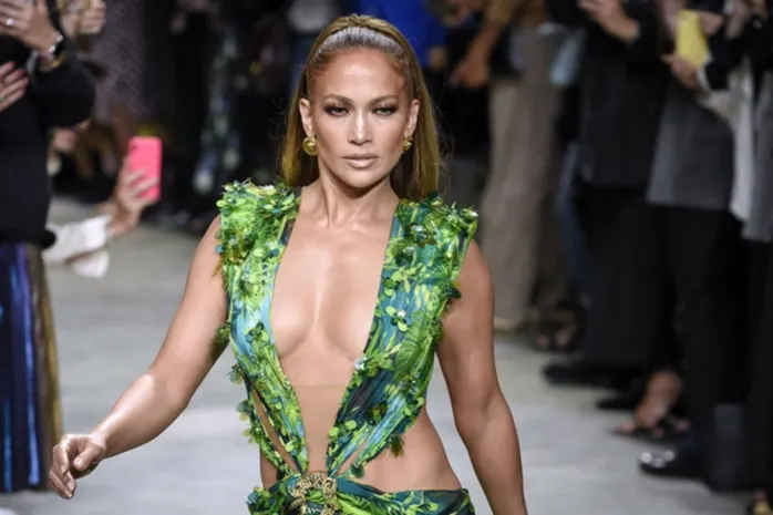 Мокрая и сексуальная – Дженнифер Лопес опубликовала селфи из спортзала