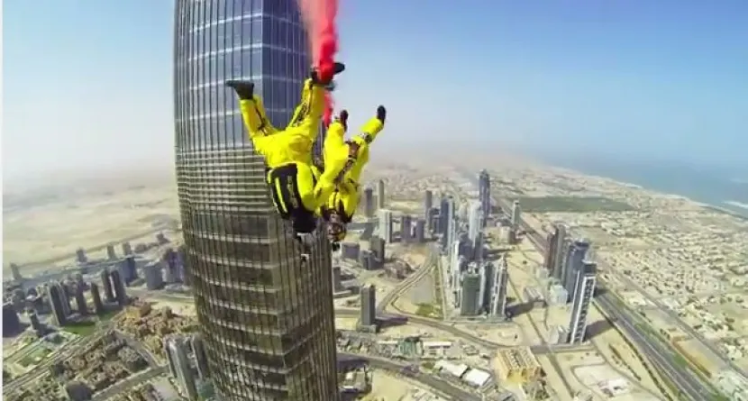 Бейсджамперы прыгнули с самой высокой башни мира в Дубае. Видео