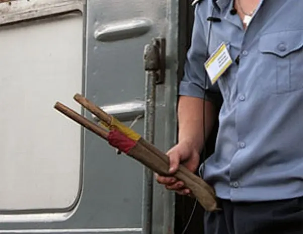 Проводник оскорблял пассажиров поезда и сорвал стоп-кран