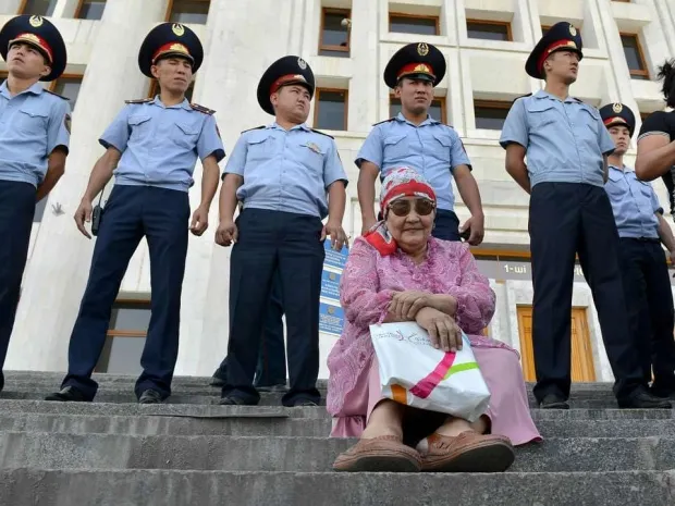 «Ипотечники» пикетировали здание акимата Алматы [фото]Эксклюзив
