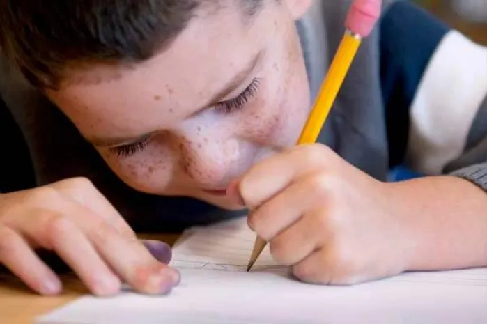 Ученые выяснили, от чего зависит, будет ли ребенок левшой