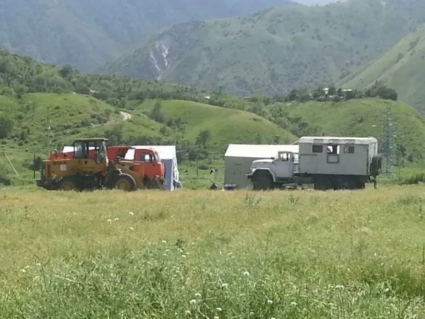 На территории памятника ЮНЕСКО находится тяжелая техника