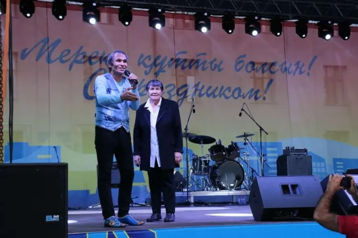 Бари Алибасов вывел на сцену сестру из Павлодара (ФОТО)
