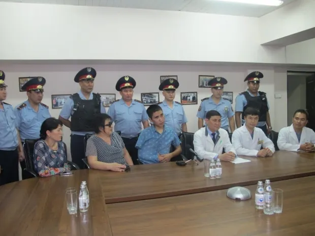 В Алматы один из раненых полицейских выписан из больницы