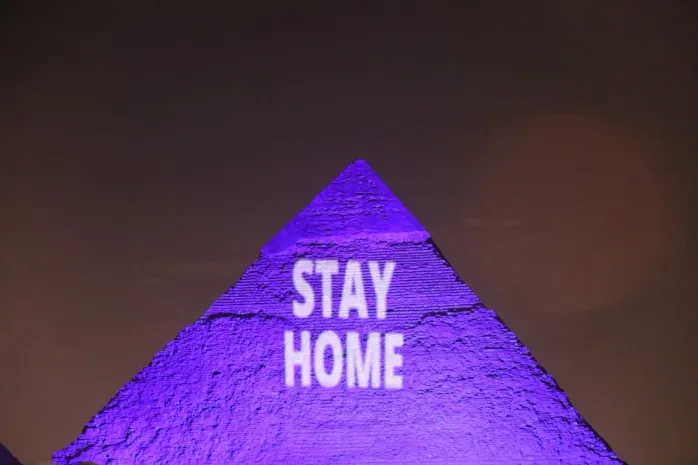 Карантинное послание написали на пирамидах в Гизе