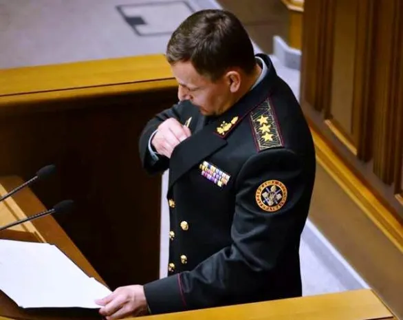 Новый министр обороны Украины подписал присягу, не сняв колпачкаЭксклюзив