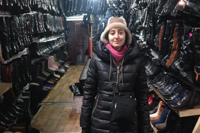 Гражданка США торгует на барахолке для написания диссертации