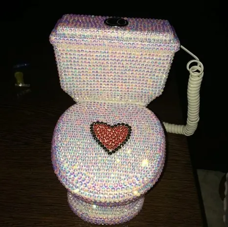 В ресторане Индонезии посетителям подали блюда в унитазах