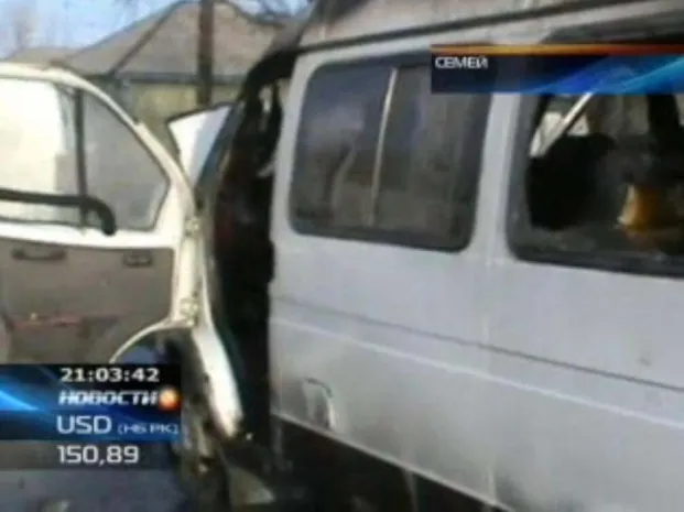 Пассажиры микроавтобуса в Семее едва не сгорели заживо