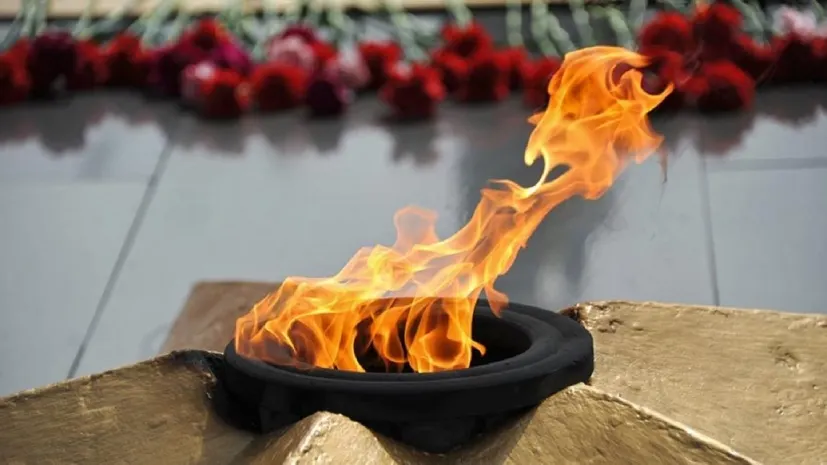 Подросток прикурил «сигарету» от Вечного огня для фотосессии в Актау