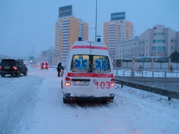 В Кокшетау пенсионер разбился насмерть, выпав с пятого этажаЭксклюзив